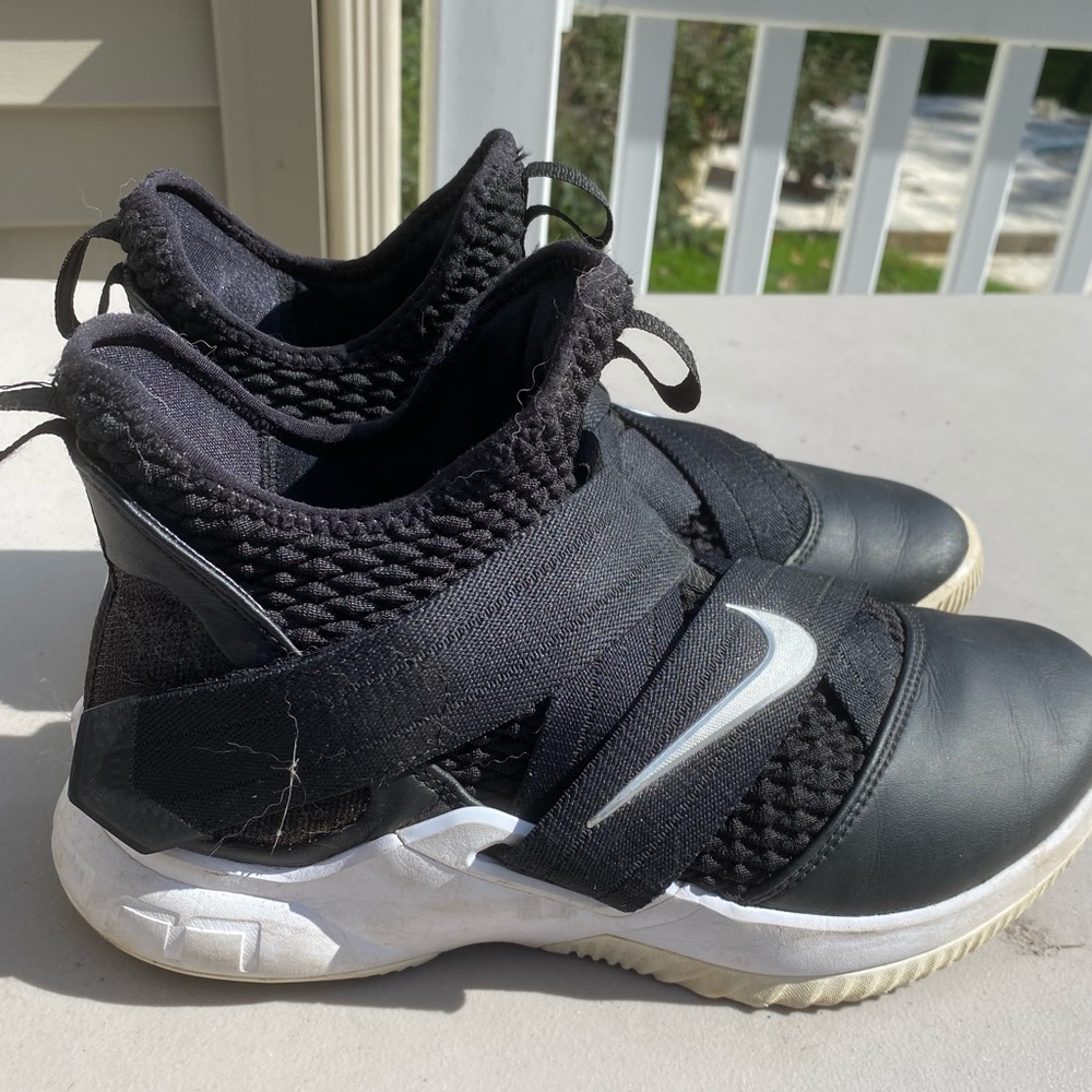 Boys Nike Basketball sneakers 6.5